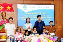 Trao quà cho trẻ mồ côi, trẻ có hoàn cảnh khó khăn tại 2 xã miền núi