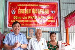 Chủ tịch UBND tỉnh Phạm Thành Ngại trao huy hiệu Đảng cho các đảng viên cao niên
