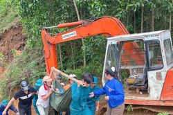 Quảng Ngãi: Dân quân khiêng người bị tai biến vượt sạt lở đi cấp cứu