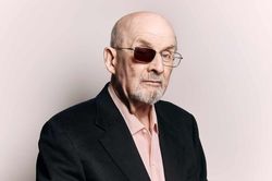 Sau khi bị kêu gọi hành quyết, bị đâm, Salman Rushdie viết gì?