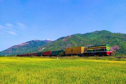 Thông tuyến đường sắt Bắc - Nam qua Huế sau 3 ngày lũ lịch sử