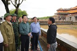 Phó Thủ tướng Mai Văn Chính kiểm tra tình hình ngập lụt tại Đại Nội Huế