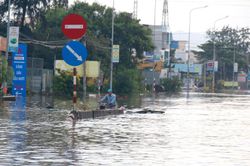 Quốc lộ 1A nhiều đoạn ven biển Lâm Đồng tạm thời gián đoạn lưu thông do bị ngập sâu