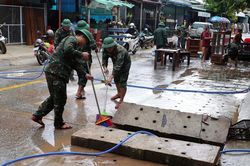Các lực lượng vũ trang Đà Nẵng hỗ trợ người dân vùng cao dọn dẹp sau lũ