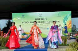Hơn 1.000 người mặc áo dài diễu hành quanh Hồ Gươm tại Lễ hội Áo dài Du lịch Hà Nội 2025