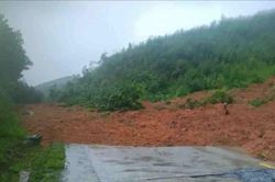 Quốc lộ qua miền Trung còn 79 vị trí bị ách tắc do mưa lũ