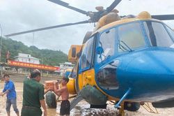 Triển khai trực thăng vận chuyển lương thực, thực phẩm, hàng cứu trợ cho người dân vùng mưa lũ