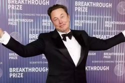Người đàn ông giàu nhất thế giới Elon Musk vượt mốc tài sản 500 tỷ USD