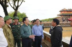 Phó Thủ tướng Mai Văn Chính kiểm tra công tác khắc phục mưa lũ tại khu vực Ngọ Môn-Đại Nội Huế
