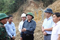 Phó Thủ tướng Chính phủ Hồ Quốc Dũng kiểm tra, chỉ đạo khắc phục sạt lở tại Quảng Ngãi