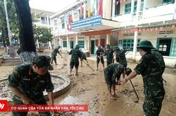 Bộ CHQS TP. Đà Nẵng tổng dọn vệ sinh, hỗ trợ nhân dân sau lũ rút