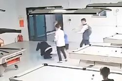 Nhà trường đề nghị xử lý nghiêm nam sinh lớp 10 đánh bạn học nhập viện
