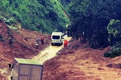 Đèo Lò Xo thông tuyến, nguy cơ sạt lở và tái ách tắc giao thông vẫn rất cao