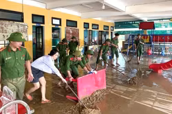 Công an xã, phường ở Huế nỗ lực thu dọn bùn đất, vệ sinh môi trường sau lũ
