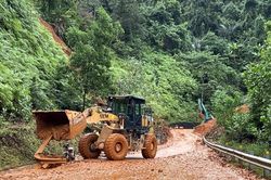 Mưa lũ khiến đường Hồ Chí Minh và Quốc lộ 1 tê liệt nhiều vị trí