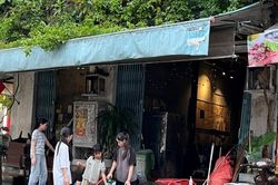 Người dân Huế tất bật dọn dẹp sau trận lũ lụt kinh hoàng