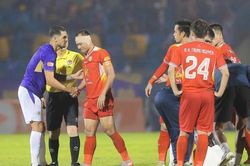 Hà Tĩnh 2-1 Hà Nội: Trọng Hoàng rách tai sau va chạm