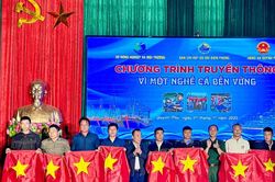 Tuyên truyền chống khai thác thủy sản bất hợp pháp cho ngư dân tại xã Quỳnh Phú