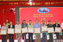 Trưởng Ban Nội chính Tỉnh ủy trao Huy hiệu Đảng cho đảng viên tại xã Lương Sơn và dự sinh hoạt Chi bộ xóm Thống Nhất