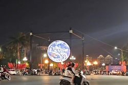 Giới trẻ phát sốt với 'quả địa cầu khổng lồ' ở Hồ Tây
