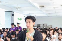 Sinh viên năm nhất học kỹ năng an toàn, vững vàng nhập học