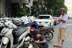 Hàng dài xe máy chờ sửa chữa tại Huế sau nhiều ngày ngâm trong nước lũ
