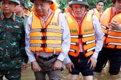Tổng Bí thư Tô Lâm thăm, động viên người dân vùng lũ thành phố Huế