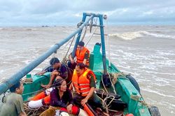 Bộ đội Biên phòng Khánh Hội ứng cứu kịp thời 2 ngư dân chìm tàu