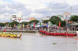 Tưng bừng giải đua ghe Ngo của đồng bào Khmer Vĩnh Long