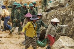 Mở đường vào 5 thôn bị cô lập do mưa lũ tại Quảng Ngãi