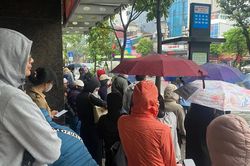 Hà Nội mưa dai dẳng, trời rét