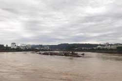 Mưa lớn trên 400mm ở miền Trung, lũ sông Vu Gia - Thu Bồn dâng cao, nguy cơ lũ quét và sạt lở đất