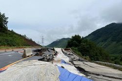 Khốc liệt hình ảnh mưa lũ gây đứt đường cao tốc La Sơn - Hòa Liên