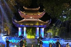 Áo dài Việt thắp sáng Văn Miếu đêm di sản