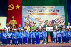 Ban An toàn giao thông tỉnh Nghệ An trao hơn 69.000 mũ bảo hiểm tặng học sinh lớp 1