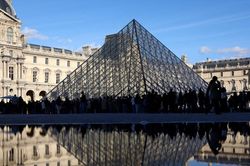Vụ trộm ở Louvre là 'tác phẩm của tội phạm vặt', không phải tội phạm có tổ chức