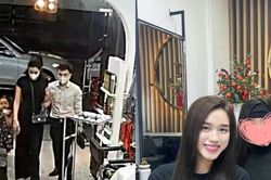 Chồng Hoa hậu Đỗ Thị Hà được khen tinh tế khi đợi vợ ở salon