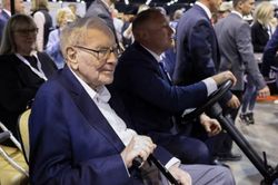 Warren Buffett đang nắm hơn 380 tỷ USD tiền mặt