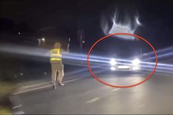 Né kiểm tra nồng độ cồn, tài xế lùi ô tô xuống ruộng