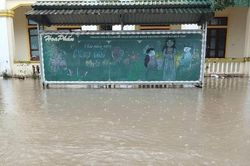 Học sinh ở Quảng Trị, Hà Tĩnh tạm nghỉ học do lũ, ngành Giáo dục khẩn trương ứng phó