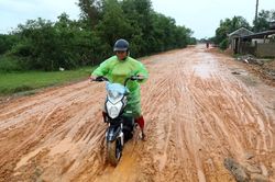 Nguy hiểm rình rập trên tuyến đường Lạt - Làng Rào lầy lội