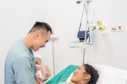 H'Hen Niê tiết lộ sữa mẹ giảm 2/3 sau ồn ào từ chồng
