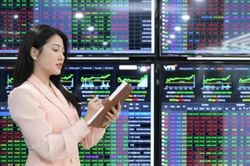 Chứng khoán ngày 4/11: Lực cầu nhập cuộc mạnh cuối phiên, VN-Index đảo chiều bật tăng mạnh