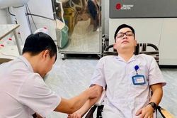 Cán bộ y tế hiến máu cứu người phụ nữ vỡ thai ngoài tử cung trong mưa lũ