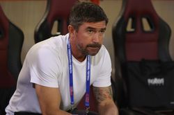 HLV Harry Kewell bất ngờ khi V-League dừng 3 tháng