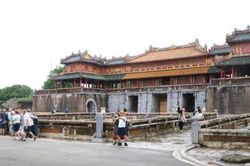 Quần thể Di tích Cố đô Huế đón đoàn du khách đầu tiên sau lũ