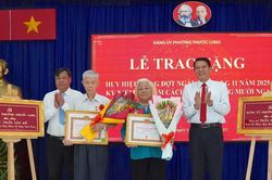 38 đảng viên Đảng bộ phường Phước Long nhận Huy hiệu Đảng