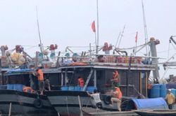 Bão số 13 tiến gần miền Trung, gió giật cấp 17, các tỉnh đồng loạt cấm biển