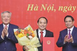 Thủ tướng trao quyết định tiếp nhận, bổ nhiệm cho ông Nguyễn Quốc Đoàn