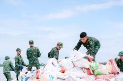 Hơn 300 cán bộ, chiến sĩ phối hợp người dân gia cố bờ kè An Lương trước bão số 13